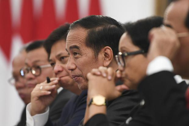 Presiden Jokowi memerintahkan para menteri menghapus 40 permen hingga akhir tahun
