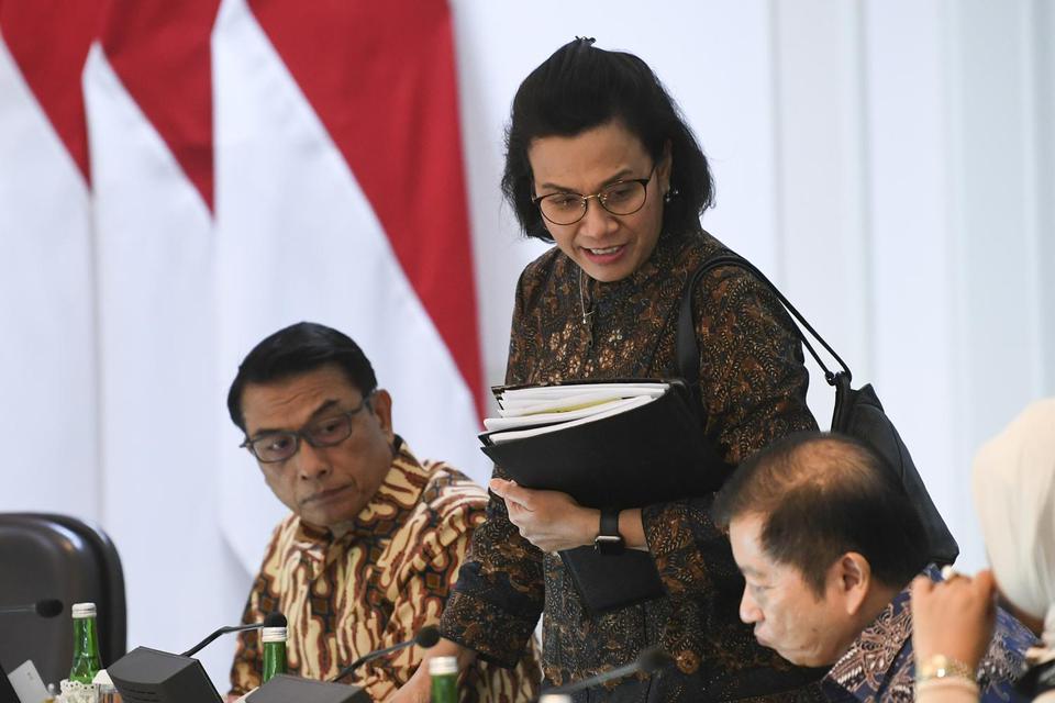 Menteri Keuangan Sri Mulyani (tengah), Kepala Staf Presiden Moeldoko (kiri) dan Menteri PPN/Kepala Bappenas Suharso Monoarfa bersiap mengikuti rapat kabinet terbatas di Kantor Presiden, Jakarta, Kamis (21/11/2019). Ratas tersebut membahas tentang percepat