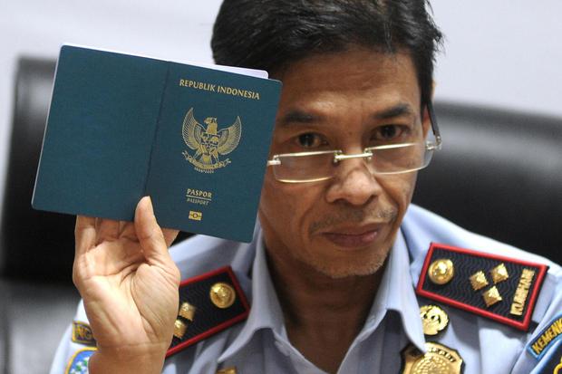 Kepala Kantor Imigrasi Kelas I Khusus Ngurah Rai Amran Aris menunjukkan Paspor Elektronik (e-passport) saat penerbitan Paspor Elektronik perdana di Badung, Bali, Rabu (20/11/2019). 