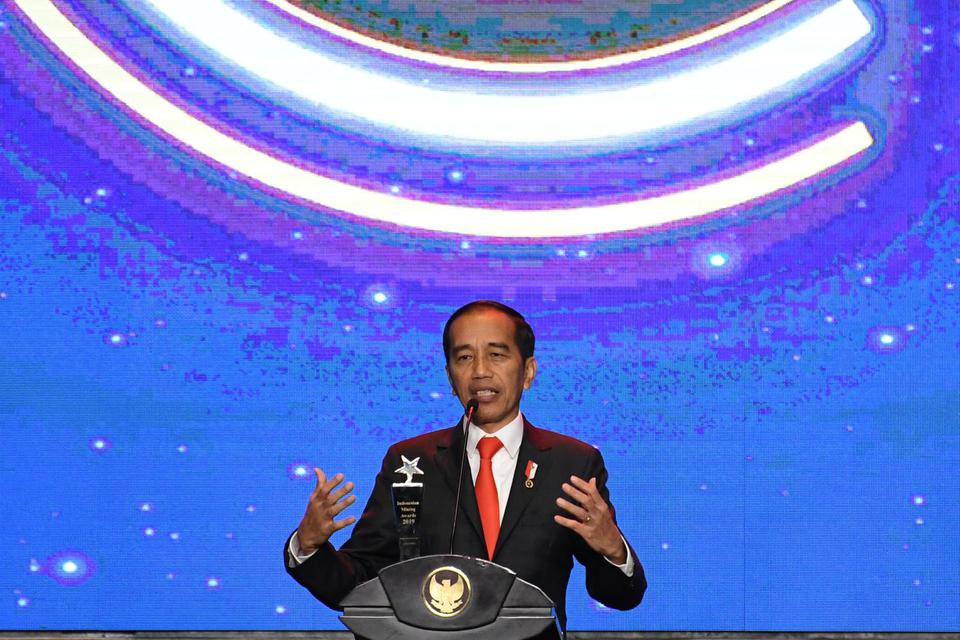 Presiden Joko Widodo menyampaikan pidato usai menerima penghargaan Indonesian Mining Association (IMA) Award 2019 di Jakarta, Rabu (20/11/2019). Penghargaan Tertinggi di Bidang Pertambangan diberikan kepada Presiden atas dukungannya terhadap seluruh perta