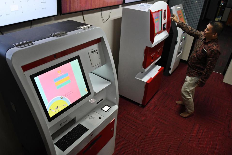 Petugas mempraktikkan proses pencetakan kartu identitas anak melalui mesin Anjungan Dukcapil Mandiri di Jakarta, Jumat (22/11/2019). Kementerian Dalam Negeri (Kemendagri) mengajukan anggaran sebesar Rp15 miliar untuk mengembangkan mesin Anjungan Data Mand