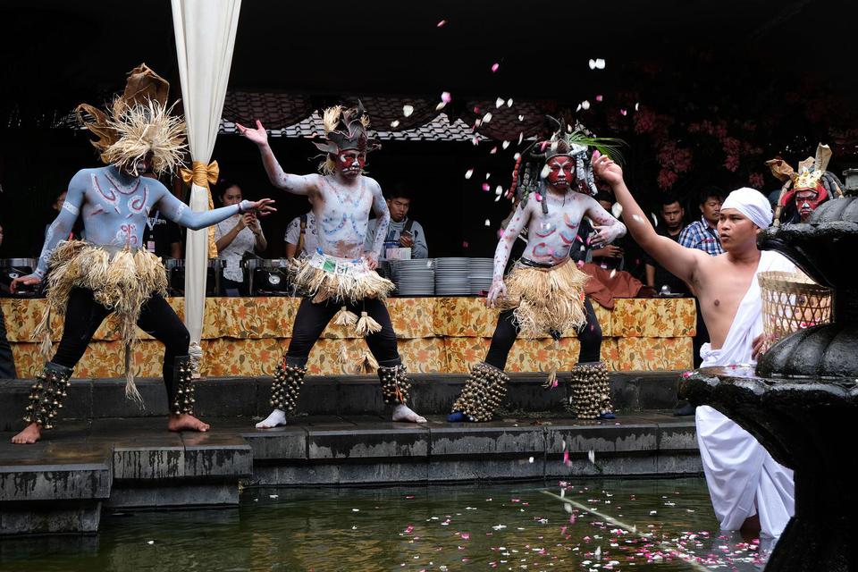 Sejumlah penari menampilkan tarian Truntung Jingkrak Sundang saat Borobudur Writers & Cultural Festival (BWCF) di kompleks candi Borobudur, Magelang, Jawa Tengah, Jumat (22/11/2019). BWCF adalah wahana pertemuan bagi para penulis baik fiksi maupun non fik