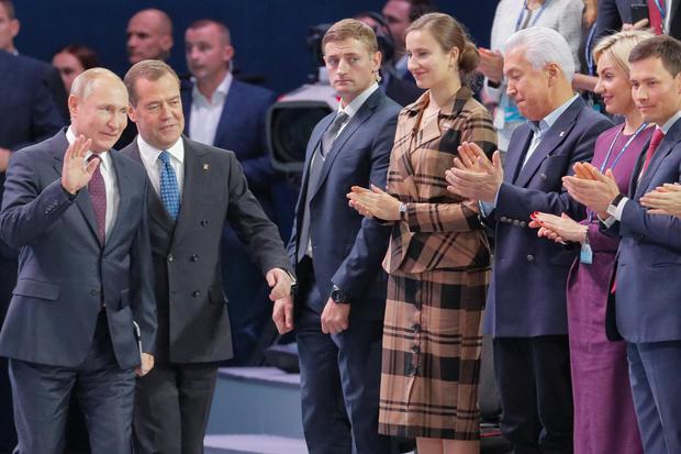 Presiden Rusia Vladimir Putin dan Perdana Menteri Rusia Dmitry Medvedev masuk ke ruangan saat Kongres Partai United Russia ke-19 di Moskow, Rusia, Sabtu (23/11/2019). Foto diambil tanggal 23 November 2019.