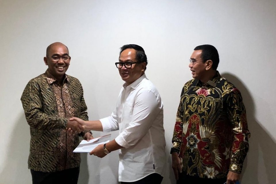 Menteri BUMN Erick Thohir menunjuk Orias Petrus Moedak (Kiri) sebagai Direktur Utama PT Indonesia Asahan Aluminium (Inalum). Surat Keputusan penunjukan Orias diserahkan oleh Wakil Menteri BUMN Kartika Wirjoatmodjo (tengah) pada Senin (25/11).