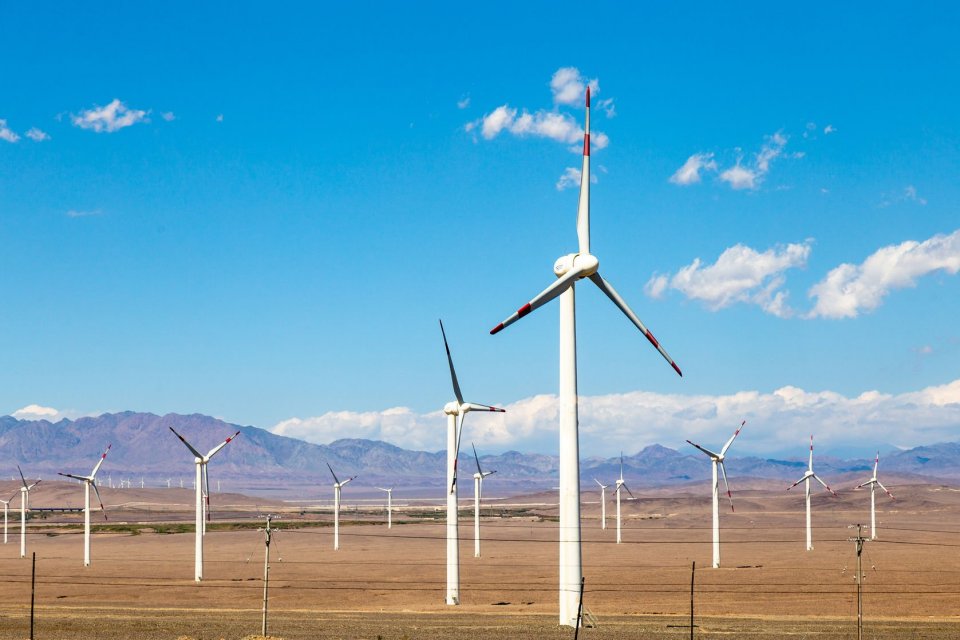 Pembangkit listrik tenaga angin di Dabancheng, Xinjiang, Tiongkok.