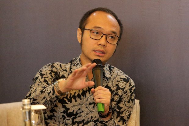 Yunarto Wijaya selaku Direktur Eksekutif Charta Politika memberikan paparan dalam acara CEO Talks mengenai "Economic and Political Outlook 2020" ddi Hotel Raffles, Jakarta (26/11/2019).