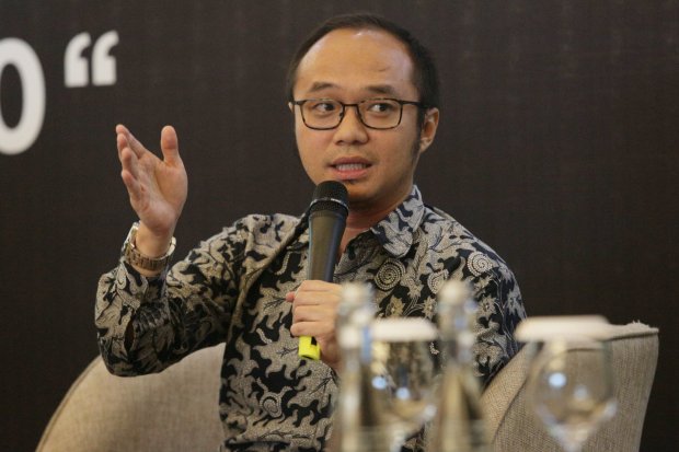 Yunarto Wijaya selaku Direktur Eksekutif Charta Politika memberikan paparan dalam acara CEO Talks mengenai "Economic and Political Outlook 2020" ddi Hotel Raffles, Jakarta (26/11/2019).