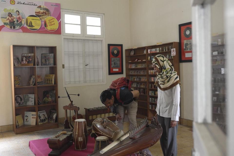 Pengunjung mengamati koleksi Museum Lokananta di Solo, Jawa Tengah, Senin (25/11/2019). 