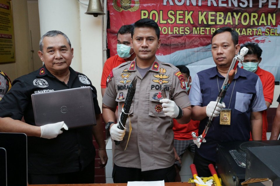 Indra Ranudikarta selaku Kapolsek Kebayoran Lama Jakarta Selatan beserta jajaran menggelar konferensi barang bukti kasus pembobolan dan pencurian kantor Katadata di Kantor Polsek Jakarta Selatan (27/11/2019).
