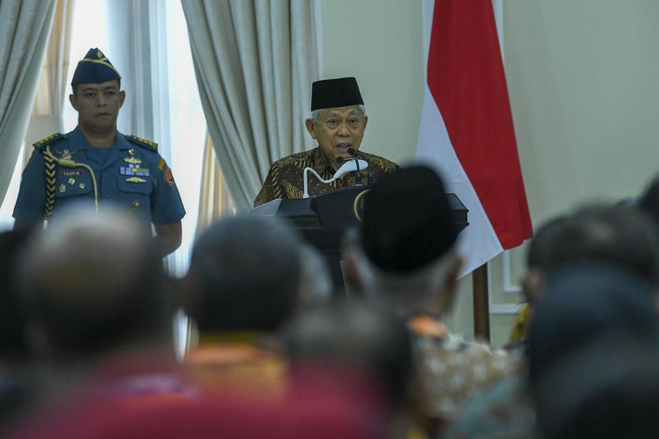 Wakil Presiden Ma'ruf Amin berpidato dihadapan penerima penghargaan Anugerah Paramakarya 2019 di Istana Wakil Presiden di Jakarta, Kamis (28/11/2019).