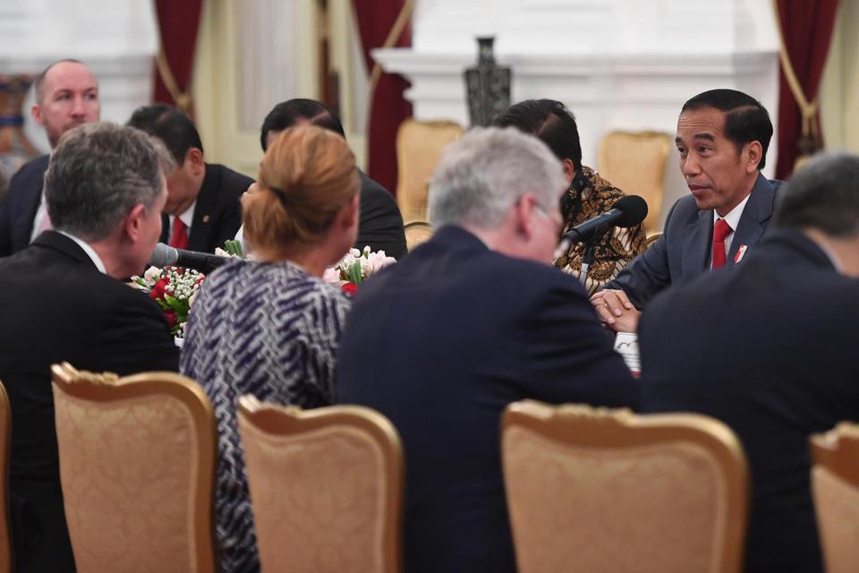 Presiden Joko Widodo (kanan) berbincang dengan delegasi EU-ASEAN Business Council di Istana Merdeka, Jakarta, Kamis (28/11/2019). Dalam pertemuan tersebut, Jokowi menyinggung diskriminasi minyak kelapa sawit atau CPO Indonesia ke Uni Eropa.