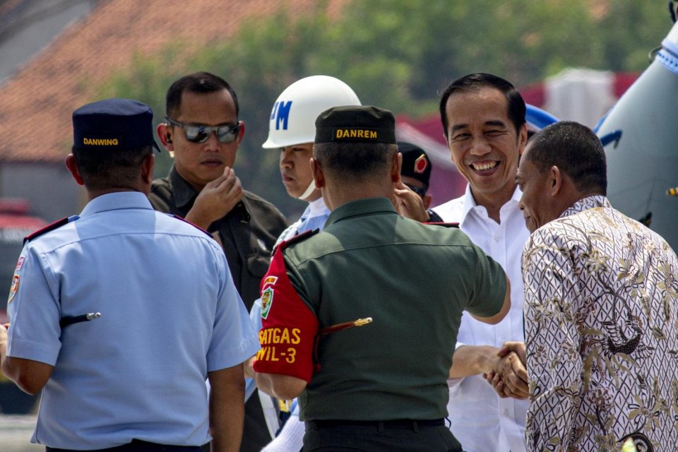 Presiden Joko Widodo (kanan) tiba di Pelabuhan Patimban, Subang, Jawa Barat, Jumat (29/11/2019). Kunjungan Presiden Joko Widodo tersebut untuk meninjau progres proyek pembangunan pelabuhan Patimban tahap pertama yang ditargetkan selesai pada juni 2020 dan