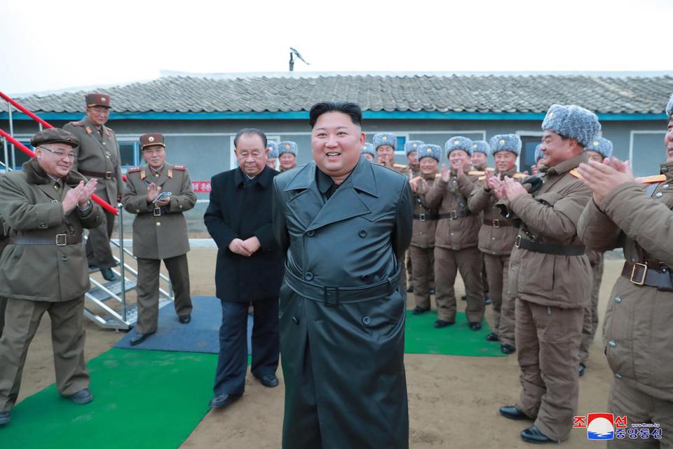 Pemimpin Korea Utara Kim Jong Un meninjau uji sistem peluncuran roket ganda super besar dalam gambar tanpa tanggal yang dirilis Kantor Berita Pusat Korea Utara () pada Kamis (28/11/2019).