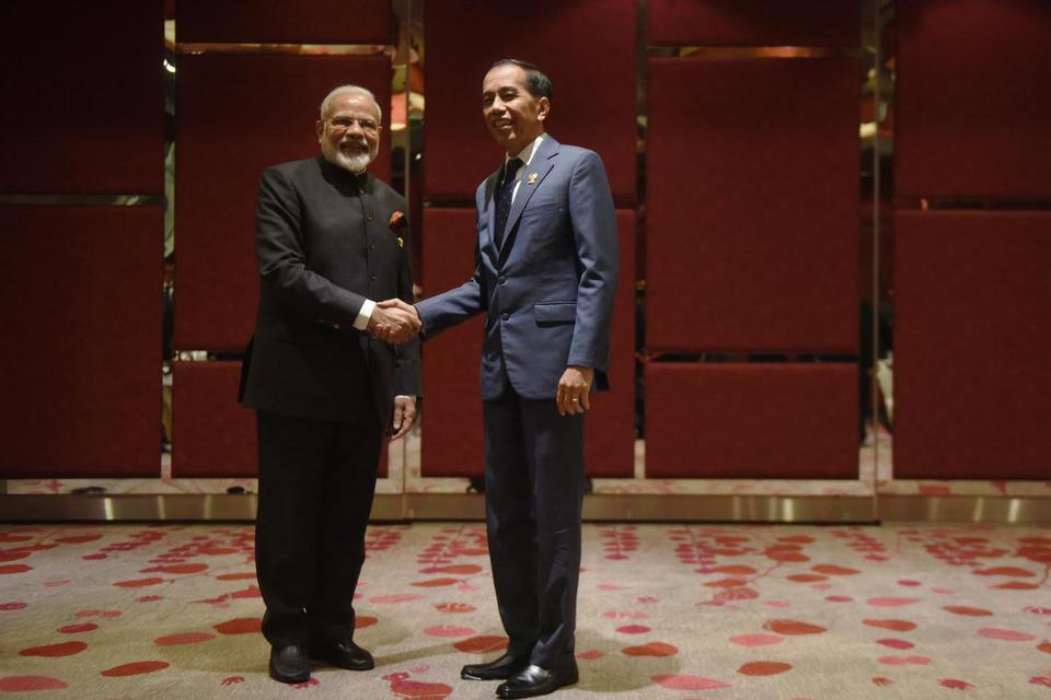 Presiden Joko Widodo (kanan) berjabat tangan dengan Perdana Menteri India Narendra Modi, sebelum pertemuan bilateral disela KTT ke-35 ASEAN di Bangkok, Thailand, Minggu (3/11/2019). Perdana Menteri India, Narendra Modi mengumumkan kebijakan lockdown selam