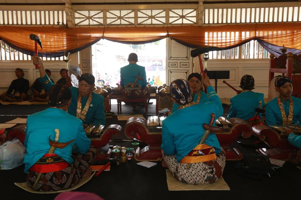 Ilustrasi, Niyaga atau penabuh gamelan memainkan perangkat gamelan Kanjeng Kyai Nagawilaga di Panggonan Lor, kompleks Masjid Gede Kauman, DI Yogyakarta, sebagai bagian dari adat istiadat upacara sekaten.