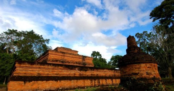 Salah satu bukti peninggalan sejarah kerajaan sriwijaya yang masih tersisa adalah candi