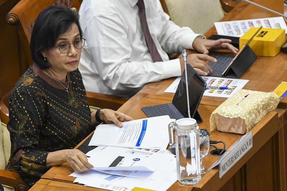 Menteri Keuangan Sri Mulyani (tengah) mengikuti rapat dengan Komisi XI DPR di kompleks Parlemen, Jakarta, Senin (2/12/2019). Rapat tersebut membahas privatisasi dan Penyertaan Modal Negara (PMN) pada Badan Usaha Milik Negara.