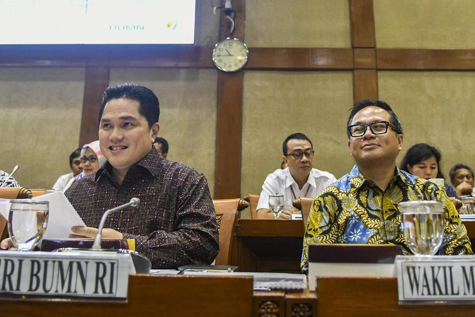 Menteri Badan Usaha Milik Negara (BUMN) Erick Thohir (kiri) bersama Wakil Menteri BUMN Kartika Wirjoatmodjo (kanan) mengikuti rapat dengan Komisi VI DPR, di kompleks Parlemen, Jakarta, Senin (2/12/2019). Rapat tersebut membahas Penyertaan Modal Negara.
