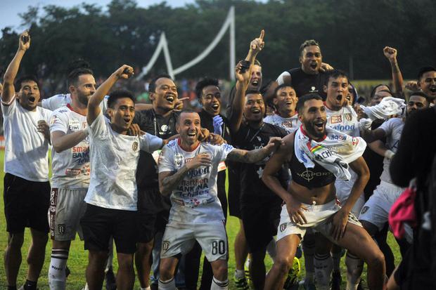 Pemain dan official tim Bali United merayakan kegembiraan mereka, pasca mengalahkan tuan rumah Semen Padang FC dan memastikan meraih gelar juara Liga 1 2019, di Stadion GOR H Agus Salim, Padang, Sumatera Barat, Senin (2/12/2019). Bali United mengunci gela