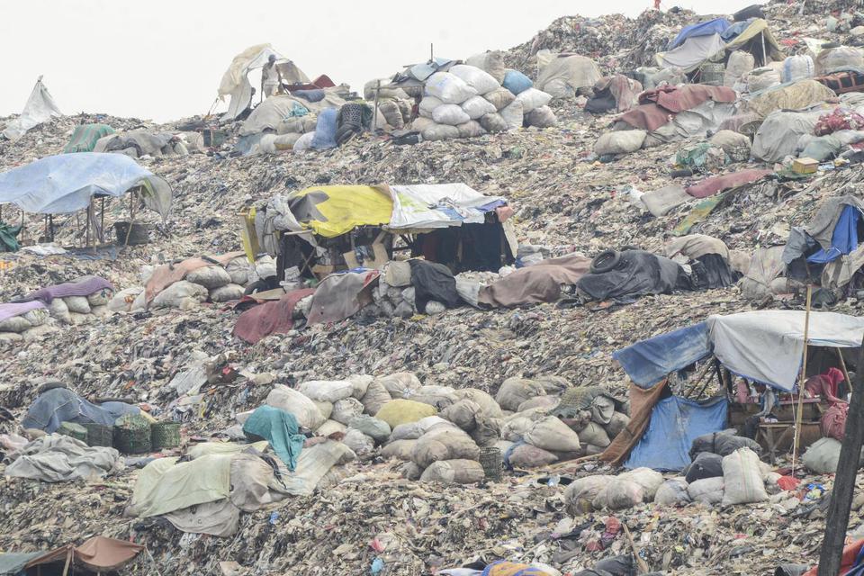Volume sampah DKI Jakarta pada hari pertama Lebaran 2021 yang dikirim ke TPST Bantar Gebang mencapai 2.142 ton. Angkanya menurun tipis dari volume sampah periode yang sama tahun lalu 2.195 ton.