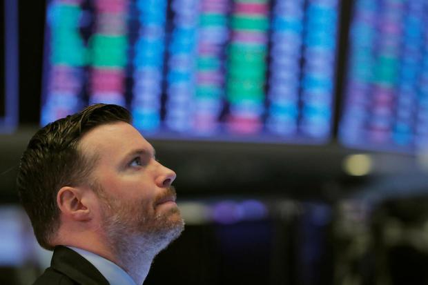 Seorang pedagang saham bekerja di lantai bursa New York Stock Exchange tidak lama setelah pembukaan di New York, Amerika Seriat, Selasa (3/12/2019). kripto
