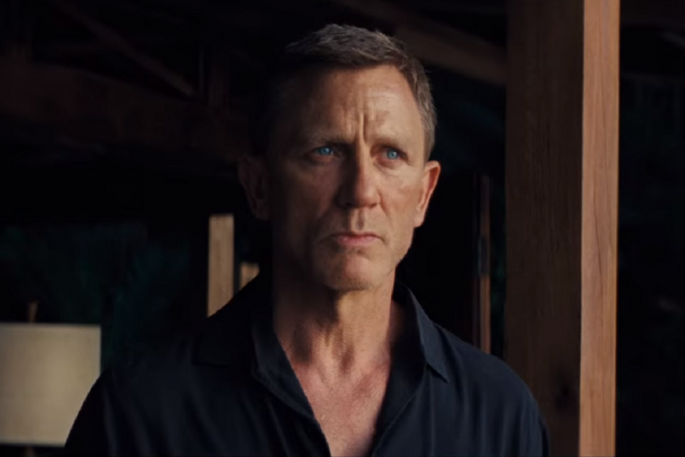 Daniel Craig sebagai James Bond di film No Time To Die.