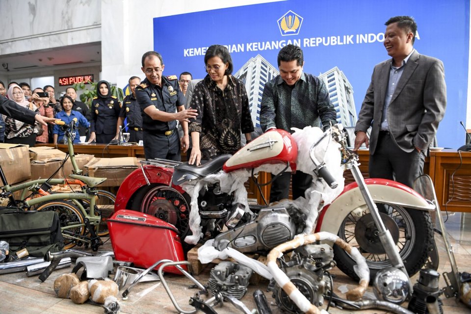 Menteri Keuangan Sri Mulyani (kedua kiri) bersama Menteri BUMN Erick Thohir (kedua kanan) dan Dirjen Bea Cukai Kemenkeu Heru Pambudi (kiri) melihat barang bukti motor Harley Davidson saat konferensi pers terkait penyelundupan motor Harlery Davidson dan s