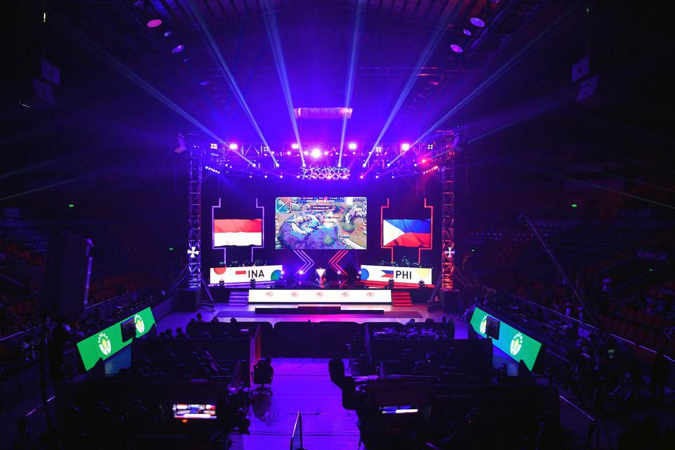 Suasana pertandingan final e-sports Mobile Legends SEA Games 2019 antara timnas esports Indonesia melawan timnas esports Filipina di Filoil Flying V Center, Manila, Filipina, Minggu (8/12/2019).