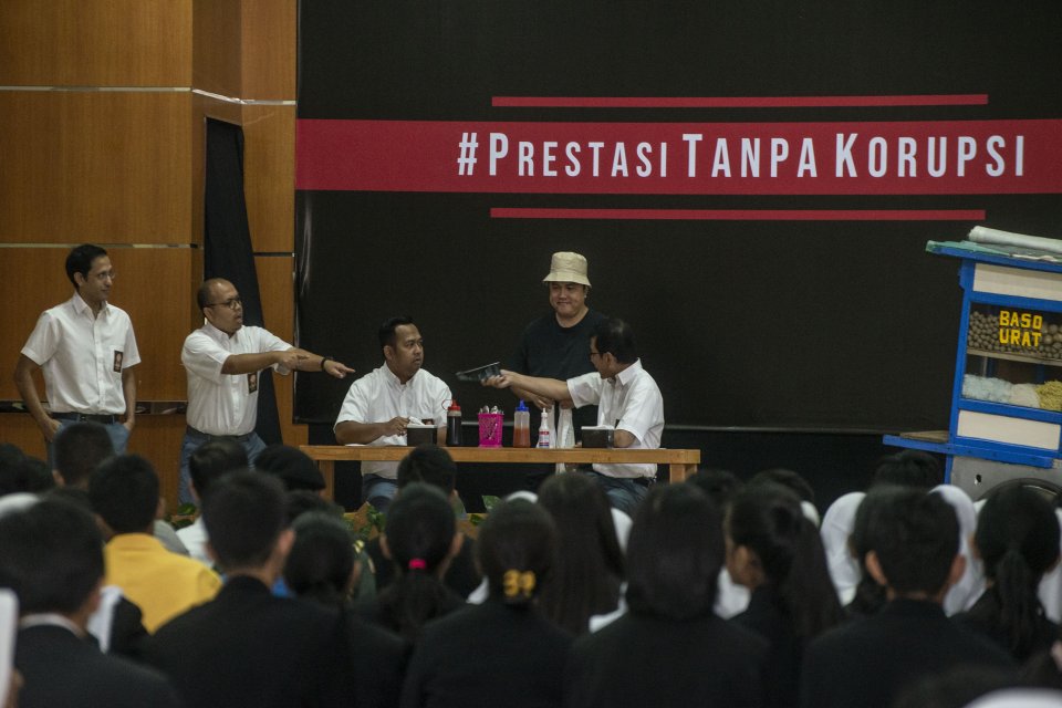 Mendikbud Nadiem Makarim (kiri), Menparekraf Wishnutama (kanan), Menteri BUMN Erick Thohir (kedua kanan) tampil dalam drama bertajuk Prestasi Tanpa Korupsi di SMKN 57 Jakarta, Jakarta Selatan, Senin (9/12). Dalam drama tersebut, Erick sempat menyinggung k
