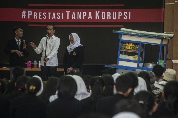Presiden Jokowi saat menghadiri Peringatan Hari Antikorupsi Sedunia di SMKN 57 Jakarta, Senin (9/12). Jokowi mendapat pertanyaan terkait hukuman mati bagi koruptor.