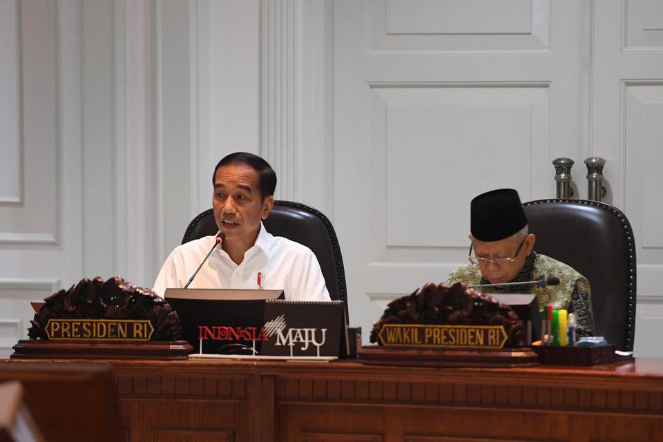 Presiden Joko Widodo (kiri) didampingi Wapres Ma'ruf Amin, memimpin rapat terbatas (ratas) di Kantor Presiden, Jakarta, Senin (9/12/2019). Ratas itu membahas pemberdayaan usaha mikro, kecil dan menengah (UMKM) tahun 2020.