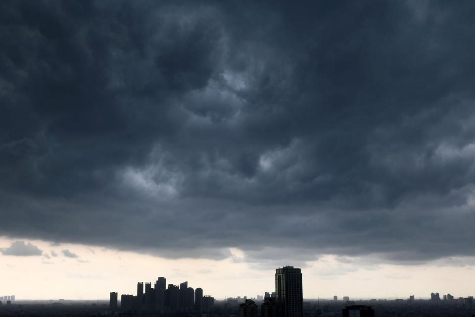 Awan gelap menyelimuti langit di salah satu kawasan di Jakarta, Rabu (11/12/2019). Meski puncak musim hujan diprediksi akan berlangsung mulai Februari 2020 di wilayah DKI Jakarta, Badan Meteorologi, Klimatologi dan Geofisika ( BMKG) mengimbau masyarakat t