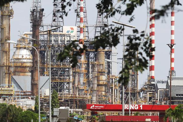 Ilustrasi, kilang minyak milik Pertamina UP II Dumai. Harga minyak mentah global kembali turun karena pasar global masih dibayangi kelebihan pasokan minyak.