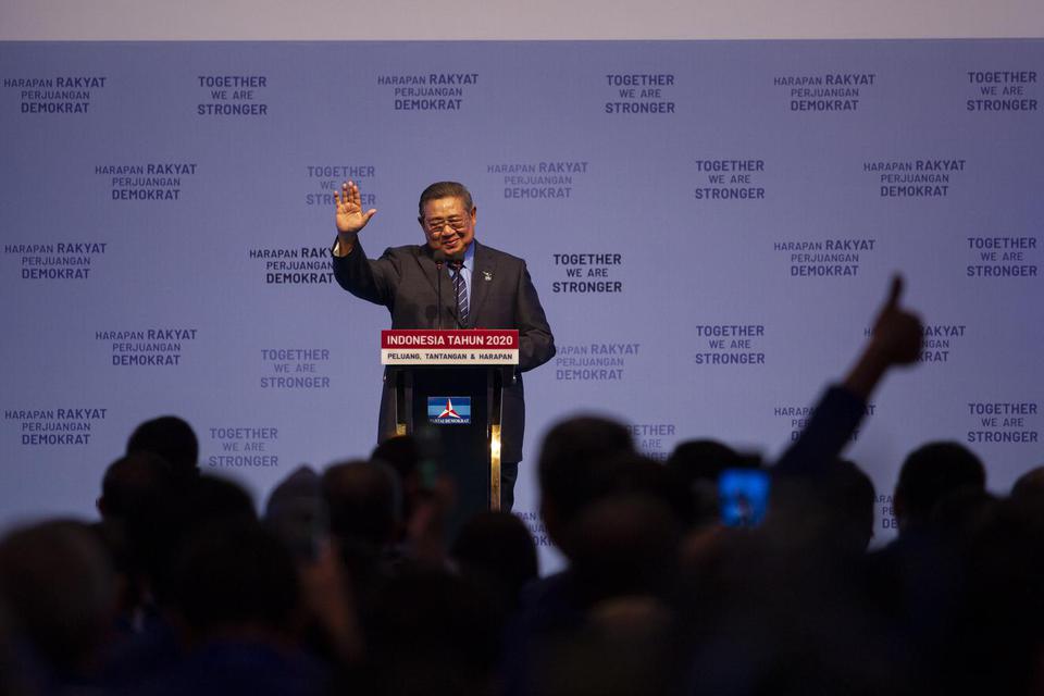 Ketua Umum Partai Demokrat Susilo Bambang Yudhoyono (SBY) melambaikan tangan seusai menyampaikan pidato pada Refleksi Pergantian Tahun Partai Demokrat di Jakarta Convention Center (JCC), Senayan, Jakarta, Rabu (11/12/2019). Dalam pidatonya SBY menegaskan 