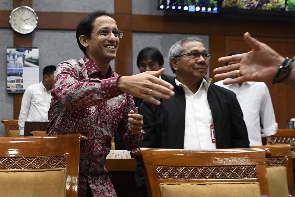 Menteri Pendidikan dan Kebudayaan Nadiem Makarim (kiri) dan Irjen Kemendikbud Muchlis Rantoni Luddin (kanan) bersiap mengikuti rapat kerja dengan Komisi X DPR di Kompleks Parlemen Senayan, Jakarta, Kamis (12/12/2019). Rapat kerja tersebut membahas sistem 