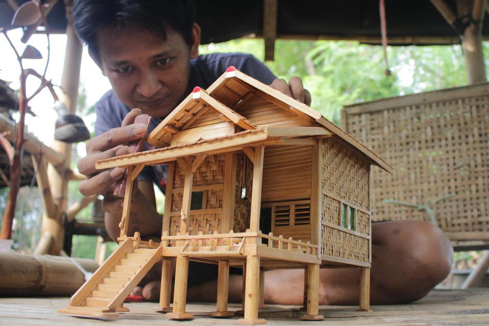 Ilustrasi, perajin memproduksi kerajinan miniatur rumah dari bambu di Desa Tempuran, Karawang, Jawa Barat, Hingga Maret 2020 PT Bank Rakyat Indonesia Tbk (BRI) telah menyalurkan KUR sebesar Rp 37,4 triliun, setara dengan 31,15% dari target penyaluran KUR 