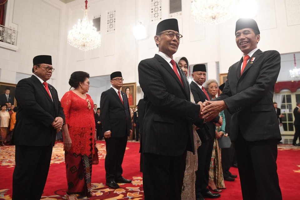 Presiden Joko Widodo (kanan) berjabat tangan dengan Ketua Dewan Pertimbangan Presiden (Wantimpres) Wiranto (kiri) usai pelantikan di Istana Merdeka, Jakarta, Jumat (13/12/2019). Presiden resmi melantik sembilan orang Wantimpres periode 2019-2024. 