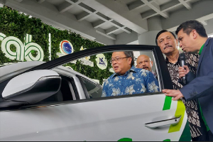 Menteri Riset,Teknologi, Bambang Brodjonegoro, Menteri Koordinator Bidang Kemaritiman dan Investasi, Luhut Binsar Pandjaitan dan President of Grab Ind