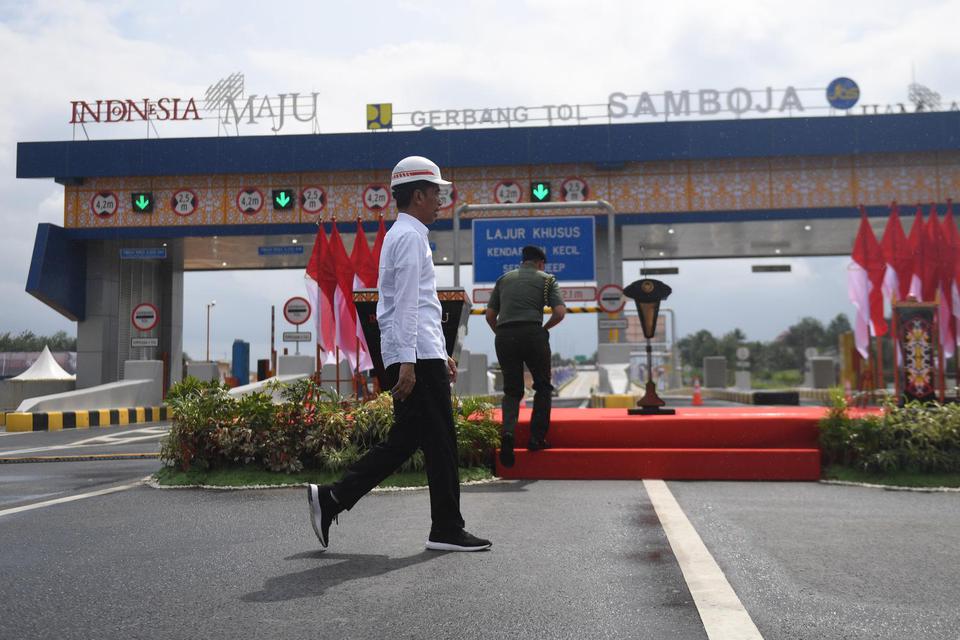 Presiden Joko Widodo meresmikan Jalan Tol Balikpapan-Samarinda seksi 2,3 dan 4 di Samboja, Kutai Kartanegara, Kalimantan Timur, Selasa (17/12/2019). Tol seksi 2,3 dan 4 yang akan melintasi ibu kota baru itu memiliki panjang 57,8 kilometer dari total lima 