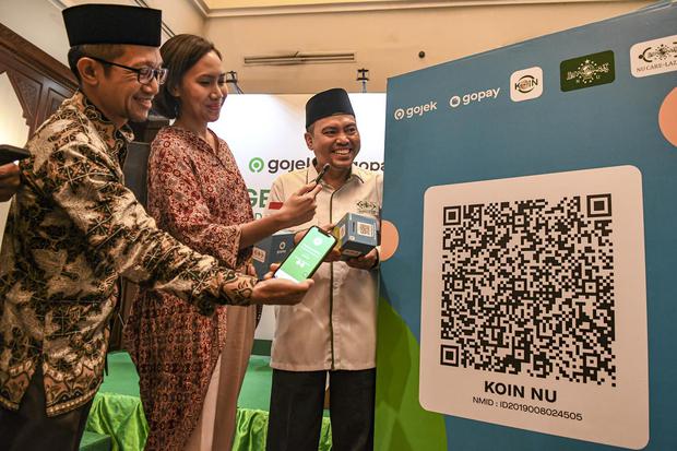 Sedekah dengan QRIS di Kotak Infaq Nahdlatul Ulama (KOIN NU), hasil kerja sama antara Nahdlatul Ulama dengan GoJek dan GoPay di Kantor Pengurus Besar NU, Jakarta, Selasa (17/12/2019).