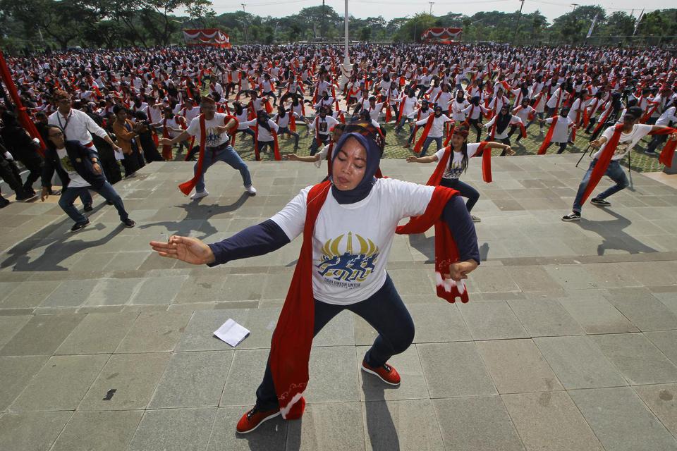 Peserta menari Tari Remo saat mengikuti "flashmob" Tari Remo Milenial di halaman Kampus Universitas Negeri Surabaya (UNESA), Surabaya, Jawa Timur, Kamis (19/12/2109). "Flashmob" Tari Remo yang diikuti 2.655 peserta dan merupakan rangkaian kegiatan mem
