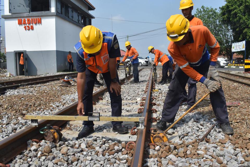 Pekerja melakukan perawatan rel Kereta Api (KA) di Madiun, Jawa Timur, Kamis (19/12/2019).