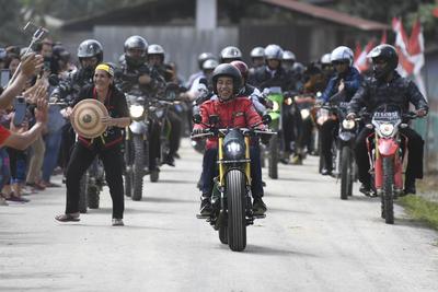 PRESIDEN TINJAU JALAN TRANS KALIMANTAN