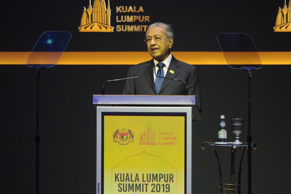 Perdana Menteri Malaysia Tun Dr Mahathir Mohamad menyampaikan pidato pada pembukaan Konferensi Tingkat Tinggi Kuala Lumpur Summit (KTT KL Summit) yang diikuti 56 negara muslim di Kuala Lumpur Convention Center, Kamis (19/12/2019). Dalam pidatonya Ketua KT