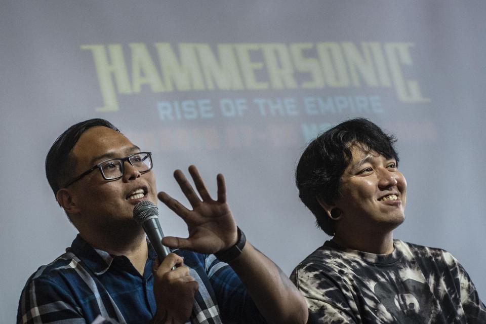 CEO Hammersonic Ravel Junardy (kiri) bersama personel grup musik Killing Me Inside Reunion Fauzan atau Sansan (kanan) memberikan keterangan pers terkait penyelenggaraan festival musik keras Hammersonic 2020 di Jakarta, Kamis (19/12/2019).