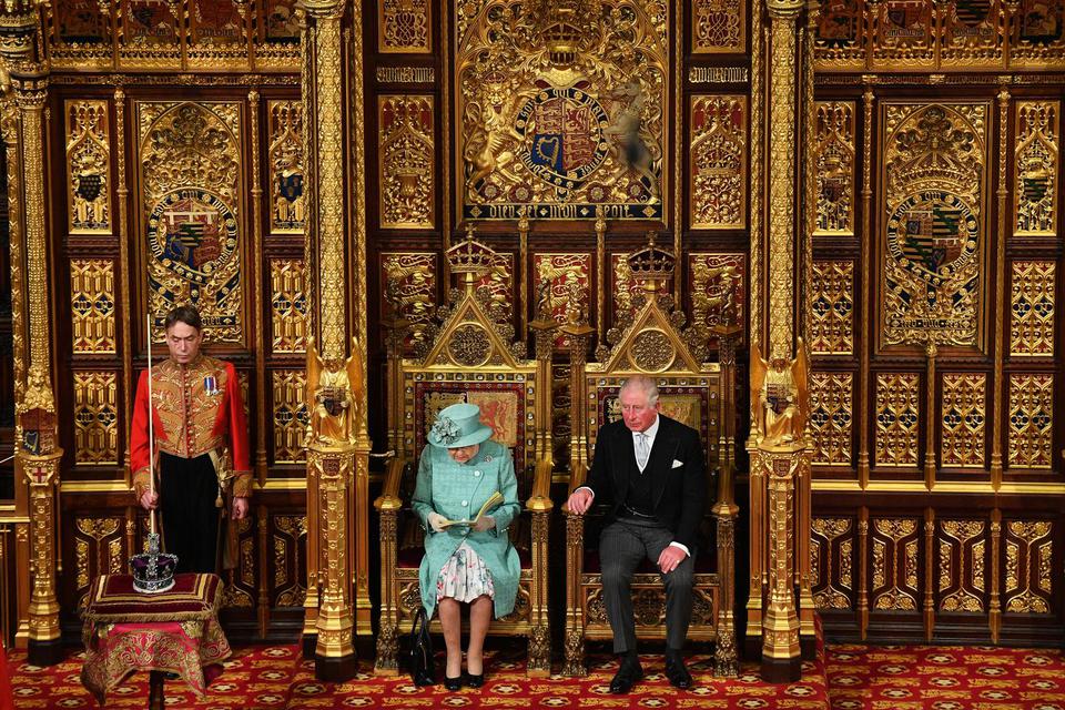 Ratu Elizabeth berpidato sambil duduk pada Sovereign Throne di sebelah Pangeran Charles saat Pembukaan Parlemen Negara di Istana Westminster di London, Inggris, Kamis (19/12/2019).
