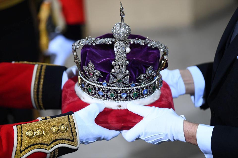 kenapa kerajaan Inggris dipimpin ratu