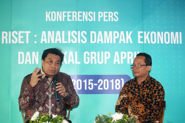 Uka Wikarya, peneliti dari LPEM FEB UI bersama Sihol Aritonang, Direktur Utama RAPP.