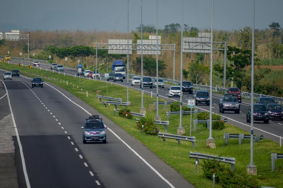 Sejumlah kendaraan melintasi Jalan Tol Cipali di kilometer 158, Majalengka, Jawa Barat, Sabtu (21/12/2019).