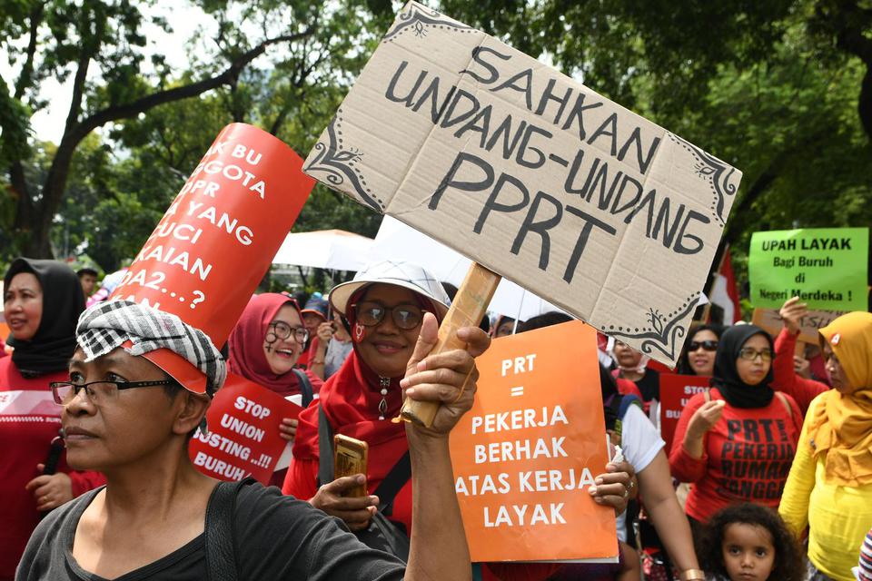 Massa aksi yang tergabung dalam Aliansi Perempuan Bangkit Menggugat berunjuk rasa di kawasan Monas, Jakarta, Minggu (22/12/2019). 